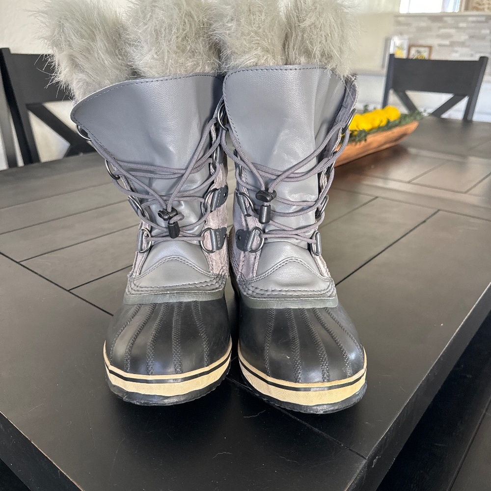 Sorel size 7 grey furlined duckboots